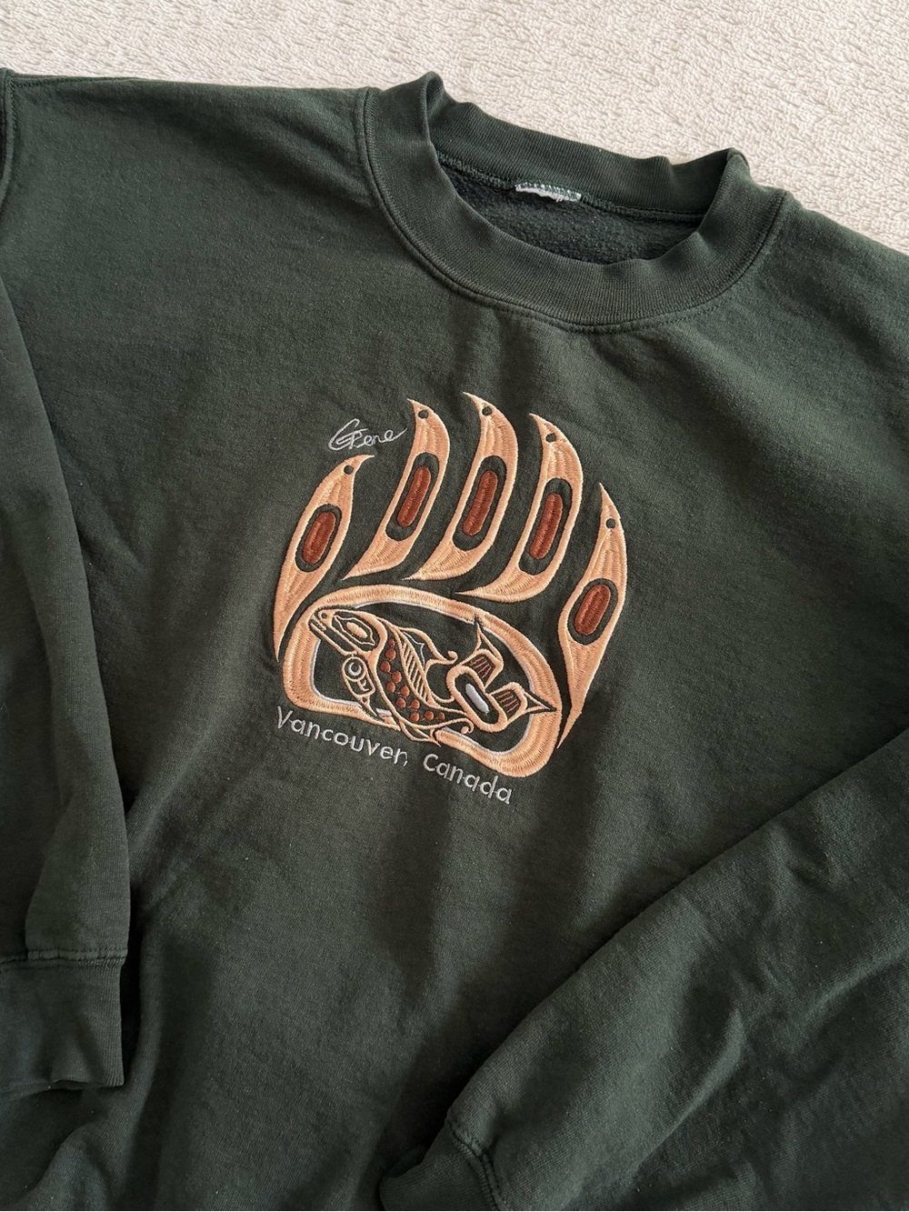 Vintage 90s Embroidered Vancouver Canada
Crewneck Native Art Size Large Green